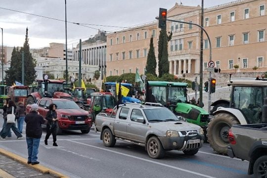Τα τρακτέρ έφτασαν στο Σύνταγμα [εικόνες + βίντεο]